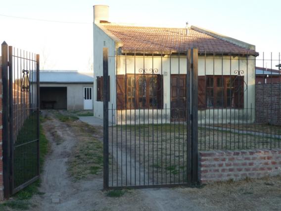 CASA CON GARAGE - QUINCHO Y AMPLIO PATIO