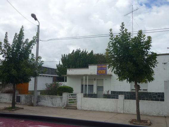 CASA con  AMPLIO LOTE 20 X 50 MTS.