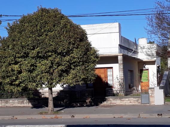 DESTACADA UBICACION S/ AVDA. SAN MARTIN  COMODA CASA C/PARQUE